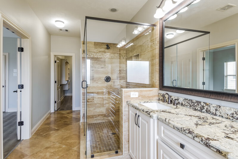 2,930/Mo, 1915 Rosewood St Houston, TX 77004 Main Bathroom View