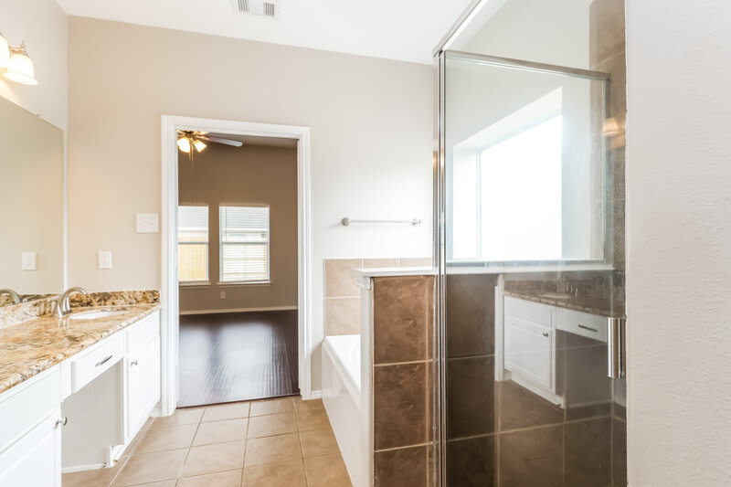 2,640/Mo, 20102 Louetta Crossing Dr Spring, TX 77388 Main Bathroom View 2