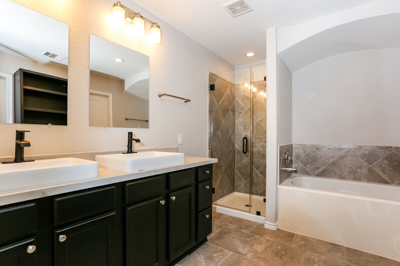 2,475/Mo, 18027 Svensson Slade Ln Houston, TX 77044 Main Bathroom View