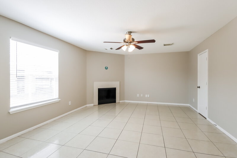 2,250/Mo, 7931 Evergreen Terrace Ln Houston, TX 77040 Living Room View