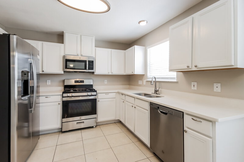 2,250/Mo, 7931 Evergreen Terrace Ln Houston, TX 77040 Kitchen View 2