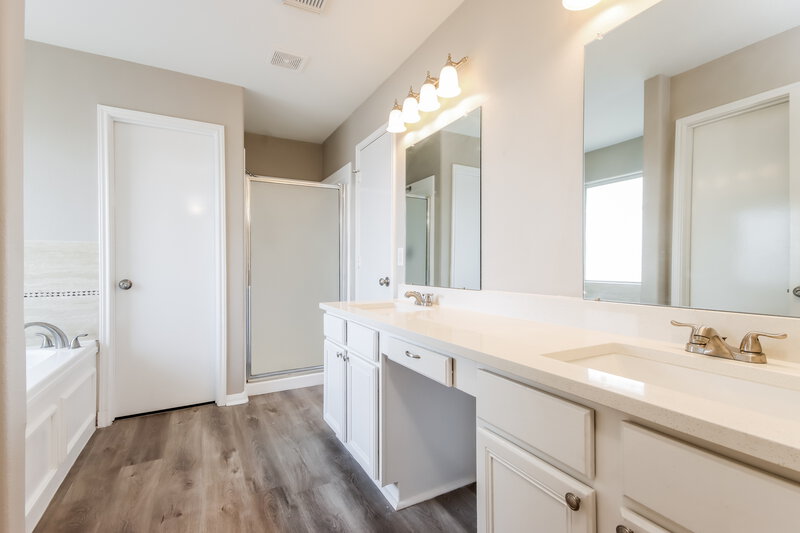 2,250/Mo, 7931 Evergreen Terrace Ln Houston, TX 77040 Main Bathroom View