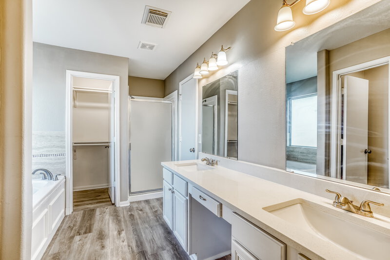 2,165/Mo, 7931 Evergreen Terrace Ln Houston, TX 77040 Main Bathroom View