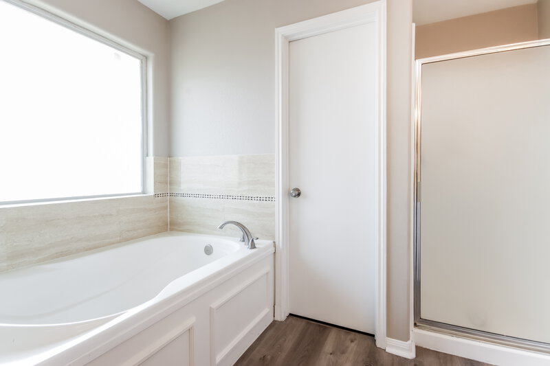 2,250/Mo, 7931 Evergreen Terrace Ln Houston, TX 77040 Main Bathroom View 2