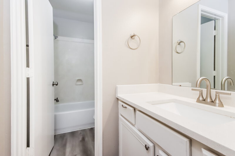 2,250/Mo, 7931 Evergreen Terrace Ln Houston, TX 77040 Bathroom View