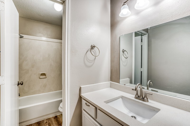 2,165/Mo, 7931 Evergreen Terrace Ln Houston, TX 77040 Bathroom View