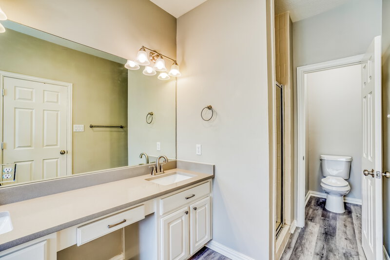 1,930/Mo, 7118 Turtle Lagoon Row Houston, TX 77036 Main Bathroom View