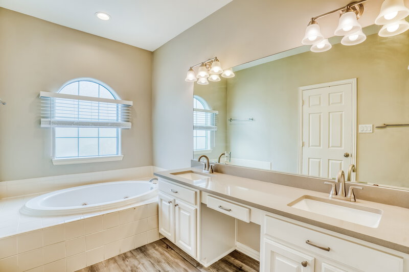 1,930/Mo, 7118 Turtle Lagoon Row Houston, TX 77036 Main Bathroom View 2