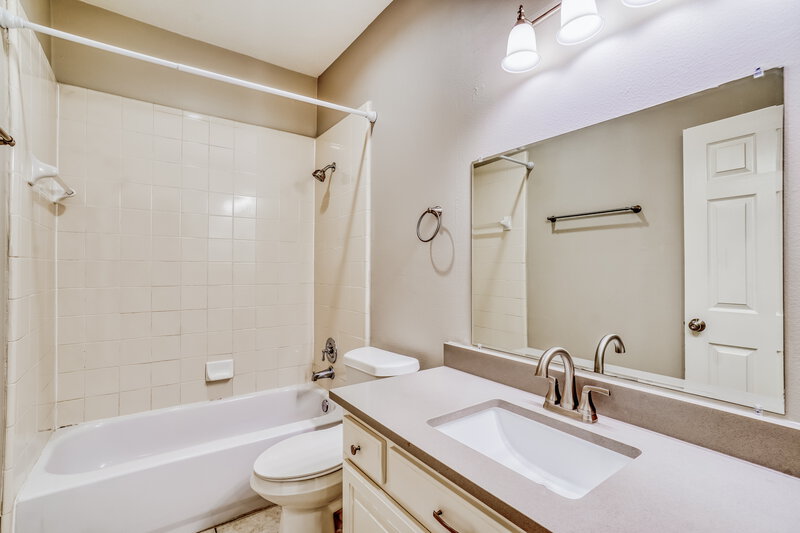 1,930/Mo, 7118 Turtle Lagoon Row Houston, TX 77036 Bathroom View