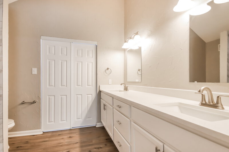 2,265/Mo, 57 Wood Scent Ct The Woodlands, TX 77380 Main Bathroom View