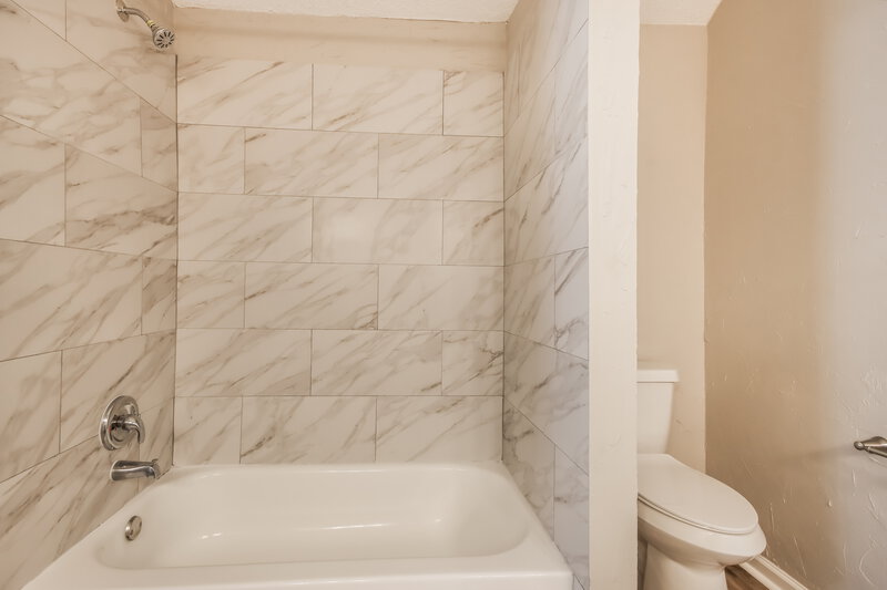 2,265/Mo, 57 Wood Scent Ct The Woodlands, TX 77380 Main Bathroom View 2