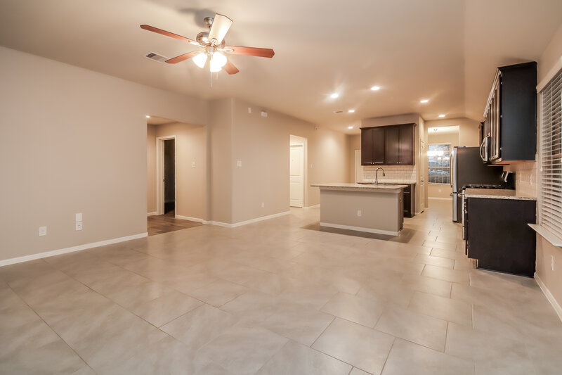 2,120/Mo, 407 Ashley Falls Ln Rosharon, TX 77583 Living Room View 2