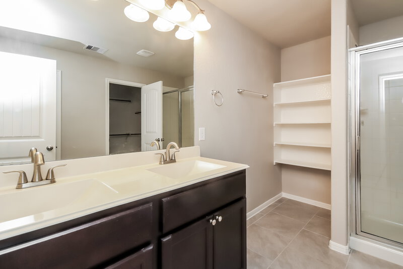 2,120/Mo, 407 Ashley Falls Ln Rosharon, TX 77583 Main Bathroom View