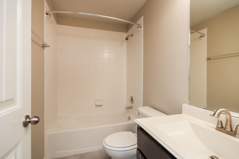 2,120/Mo, 407 Ashley Falls Ln Rosharon, TX 77583 Bathroom View
