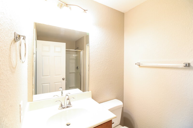 1,805/Mo, 12302 Skyview Amber Ct Houston, TX 77047 Main Bathroom View
