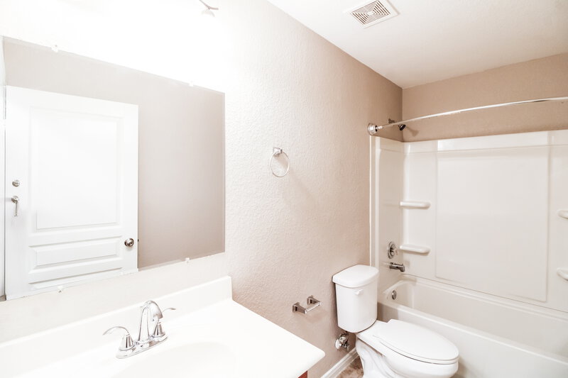 1,805/Mo, 12302 Skyview Amber Ct Houston, TX 77047 Bathroom View