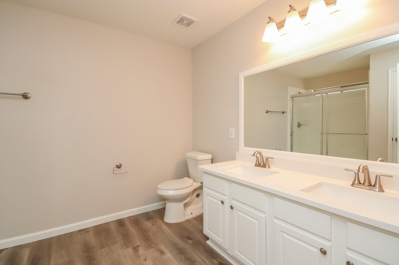 2,115/Mo, 18118 Shady Cypress Ln Cypress, TX 77429 Main Bathroom View