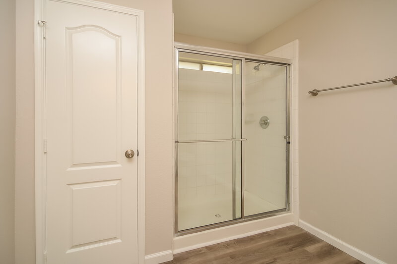 2,115/Mo, 18118 Shady Cypress Ln Cypress, TX 77429 Main Bathroom View 2