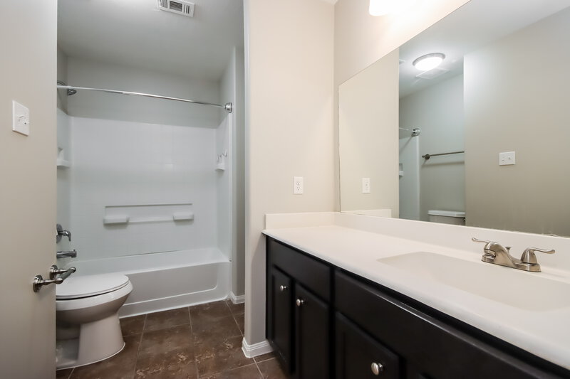 1,815/Mo, 261 Kellyn Ct Conroe, TX 77306 Main Bathroom View