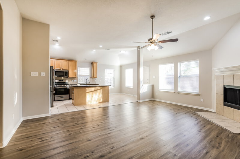 2,305/Mo, 2021 Balsam Lake Ln Pearland, TX 77584 Living Room View