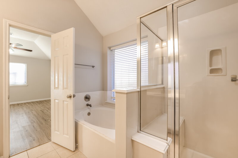 2,305/Mo, 2021 Balsam Lake Ln Pearland, TX 77584 Main Bathroom View