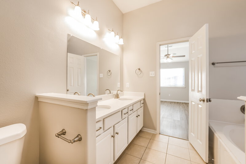 2,305/Mo, 2021 Balsam Lake Ln Pearland, TX 77584 Main Bathroom View 2
