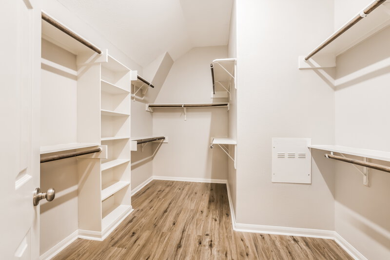 2,305/Mo, 2021 Balsam Lake Ln Pearland, TX 77584 Walk In Closet View