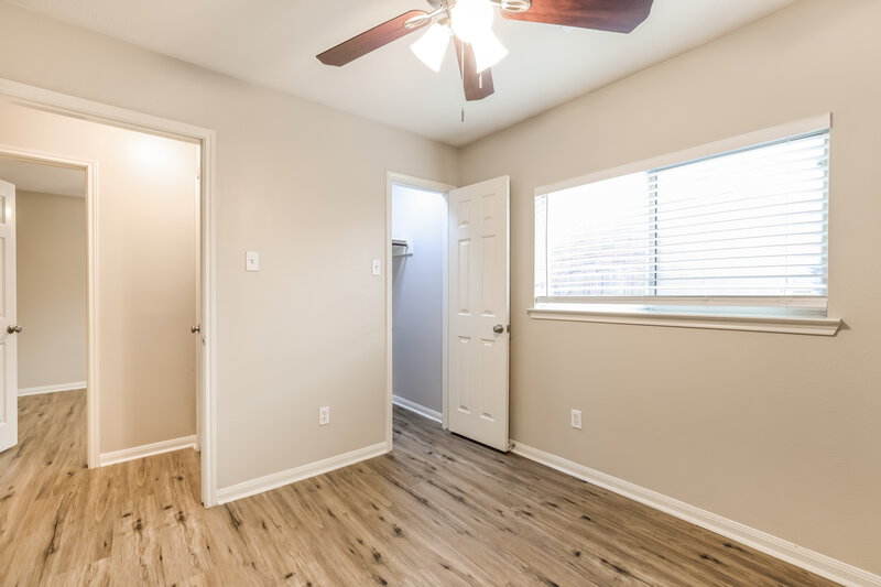 2,305/Mo, 2021 Balsam Lake Ln Pearland, TX 77584 Bedroom View 3