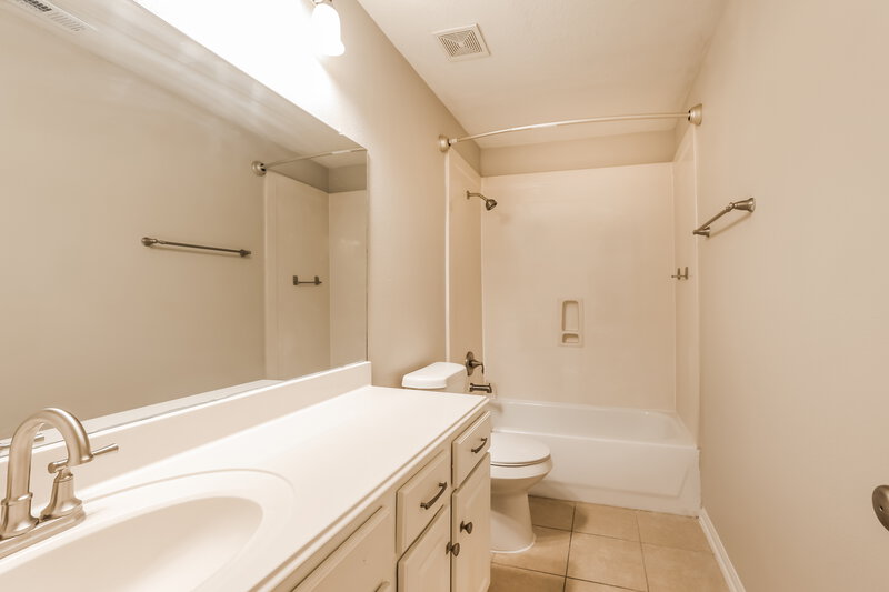 2,305/Mo, 2021 Balsam Lake Ln Pearland, TX 77584 Bathroom View