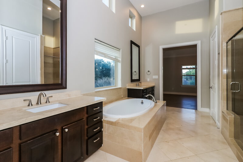 2,180/Mo, 8724 Kempwood Dr Houston, TX 77080 Main Bathroom View