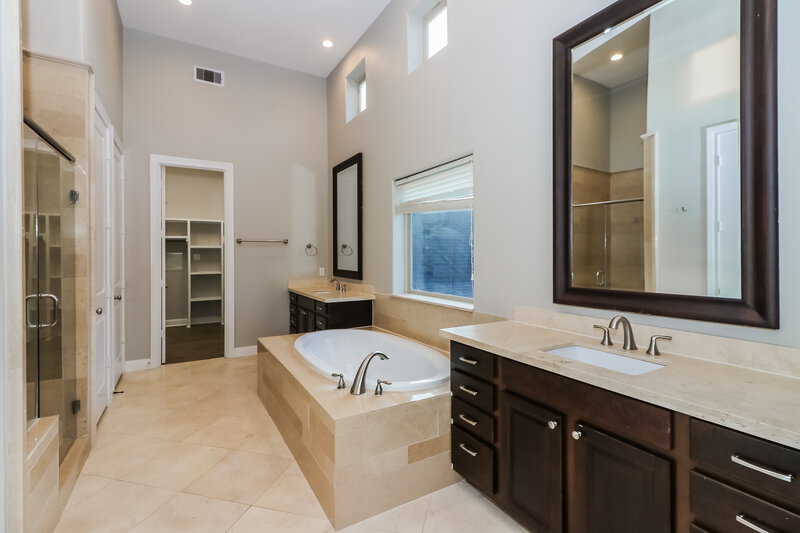 2,180/Mo, 8724 Kempwood Dr Houston, TX 77080 Main Bathroom View 2