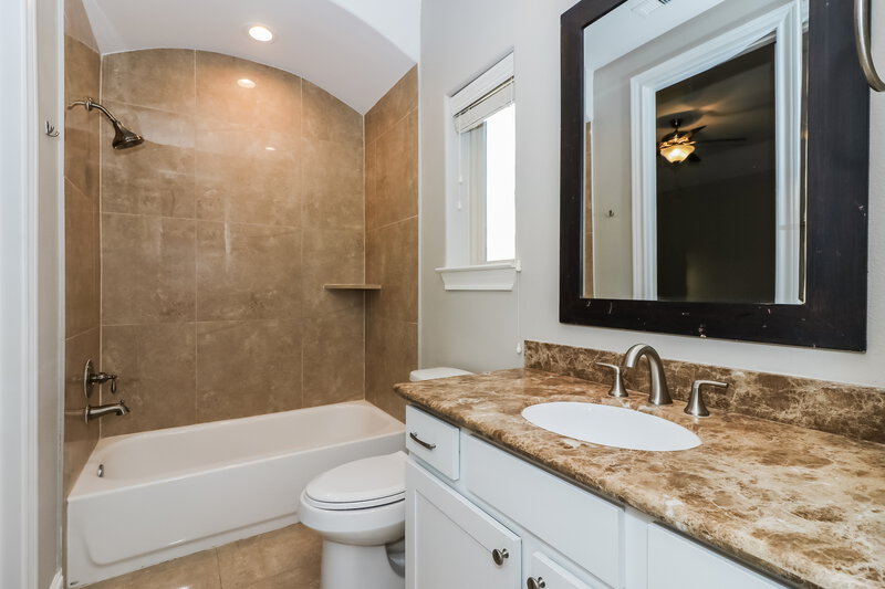 2,180/Mo, 8724 Kempwood Dr Houston, TX 77080 Bathroom View