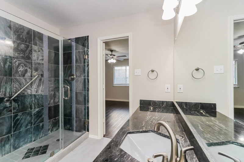 1,800/Mo, 1834 Halstead St Missouri City, TX 77489 Main Bathroom View 2