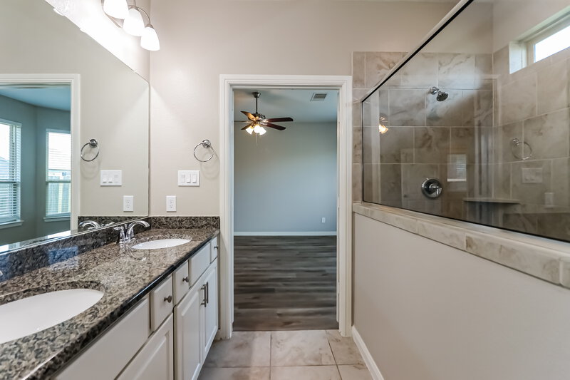 2,385/Mo, 7902 Euphonia Glade Ln Richmond, TX 77407 Main Bathroom View 2
