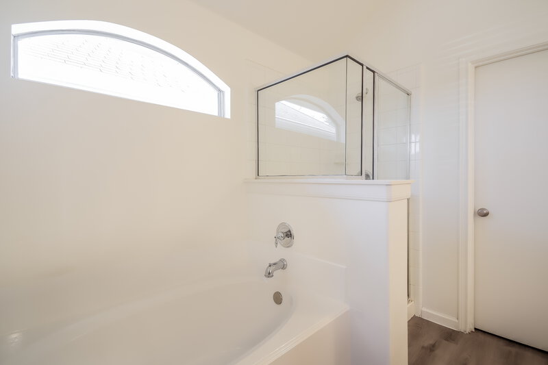 2,405/Mo, 9314 Quercus Cir Houston, TX 77075 Main Bathroom View