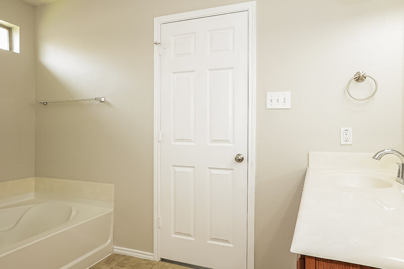 2,310/Mo, 1851 Acaciawood Way Houston, TX 77051 Main Bathroom View