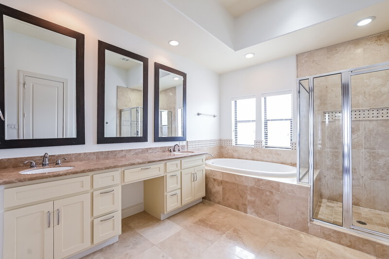 2,885/Mo, 9601 Pemberton Crescent Dr Houston, TX 77025 Main Bathroom View