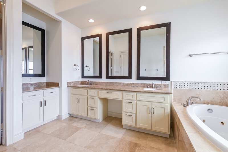 2,885/Mo, 9601 Pemberton Crescent Dr Houston, TX 77025 Main Bathroom View 2