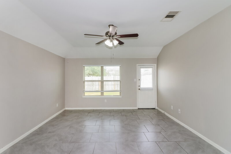 1,940/Mo, 1958 Bravos Manor Ln Fresno, TX 77545 Living Room View