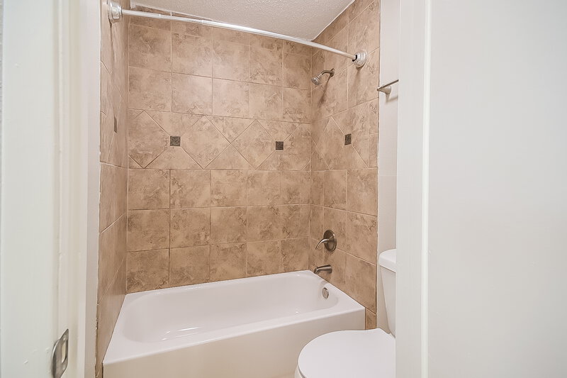 2,335/Mo, 16902 Spruce Run Dr Spring, TX 77379 Main Bathroom View 2