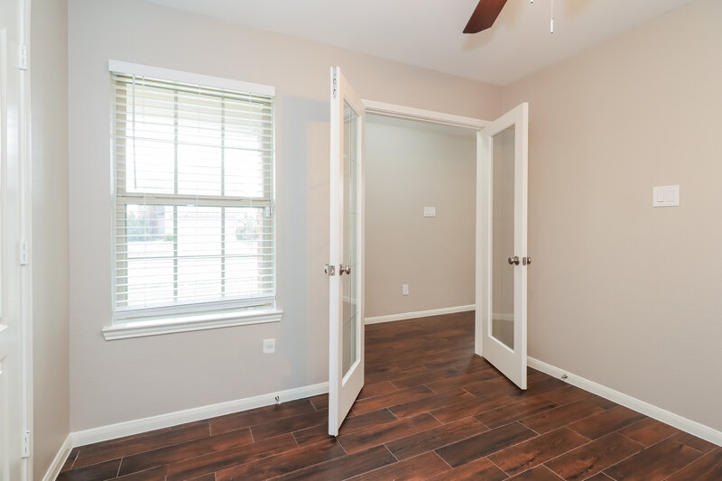 2,105/Mo, 5230 Misty Ln Bacliff, TX 77518 Office View