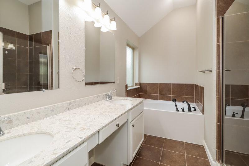 2,105/Mo, 5230 Misty Ln Bacliff, TX 77518 Main Bathroom View