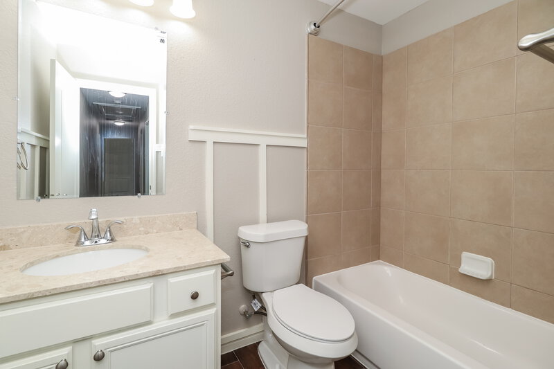 2,105/Mo, 5230 Misty Ln Bacliff, TX 77518 Bathroom View