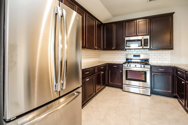 2,190/Mo, 622 Harvest Bluff Dr Rosharon, TX 77583 Kitchen View 2