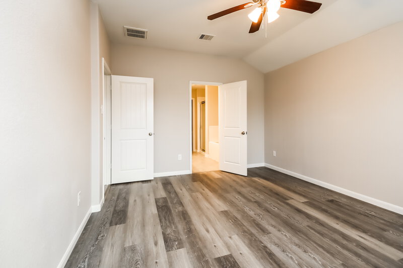 2,190/Mo, 622 Harvest Bluff Dr Rosharon, TX 77583 Main Bedroom View 2