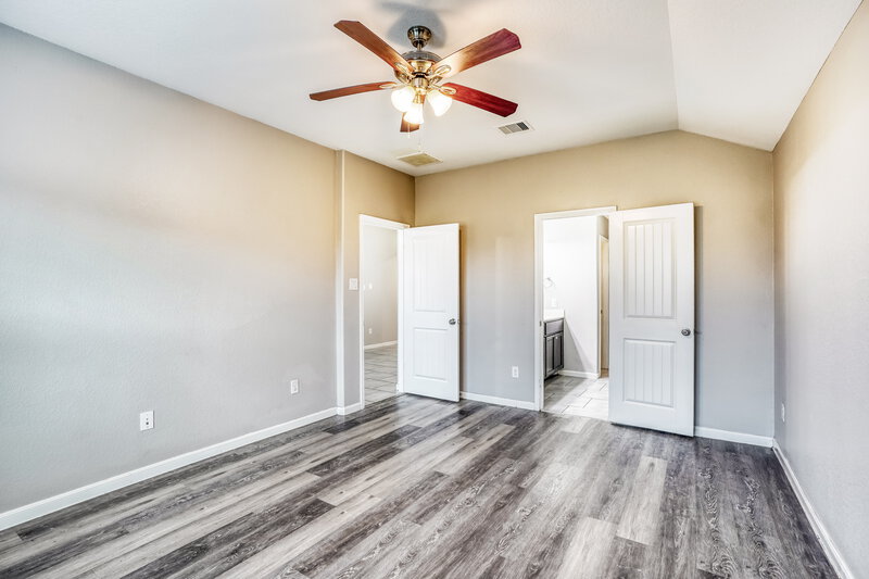 2,000/Mo, 622 Harvest Bluff Dr Rosharon, TX 77583 Main Bedroom View 2