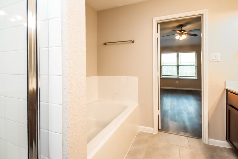 2,190/Mo, 622 Harvest Bluff Dr Rosharon, TX 77583 Main Bathroom View 2