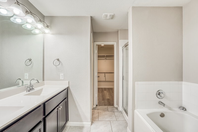 2,000/Mo, 622 Harvest Bluff Dr Rosharon, TX 77583 Main Bathroom View