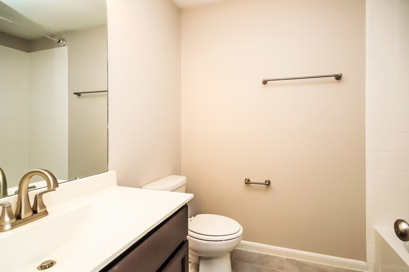 2,190/Mo, 622 Harvest Bluff Dr Rosharon, TX 77583 Bathroom View