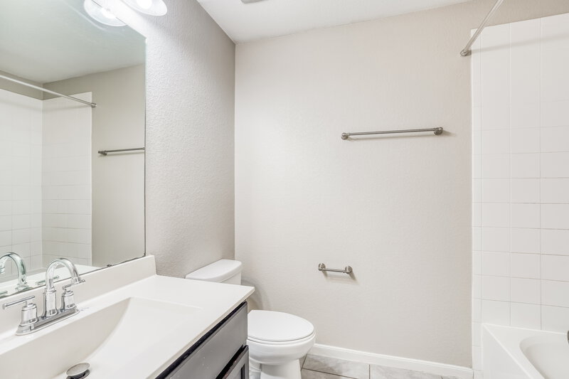 2,000/Mo, 622 Harvest Bluff Dr Rosharon, TX 77583 Bathroom View